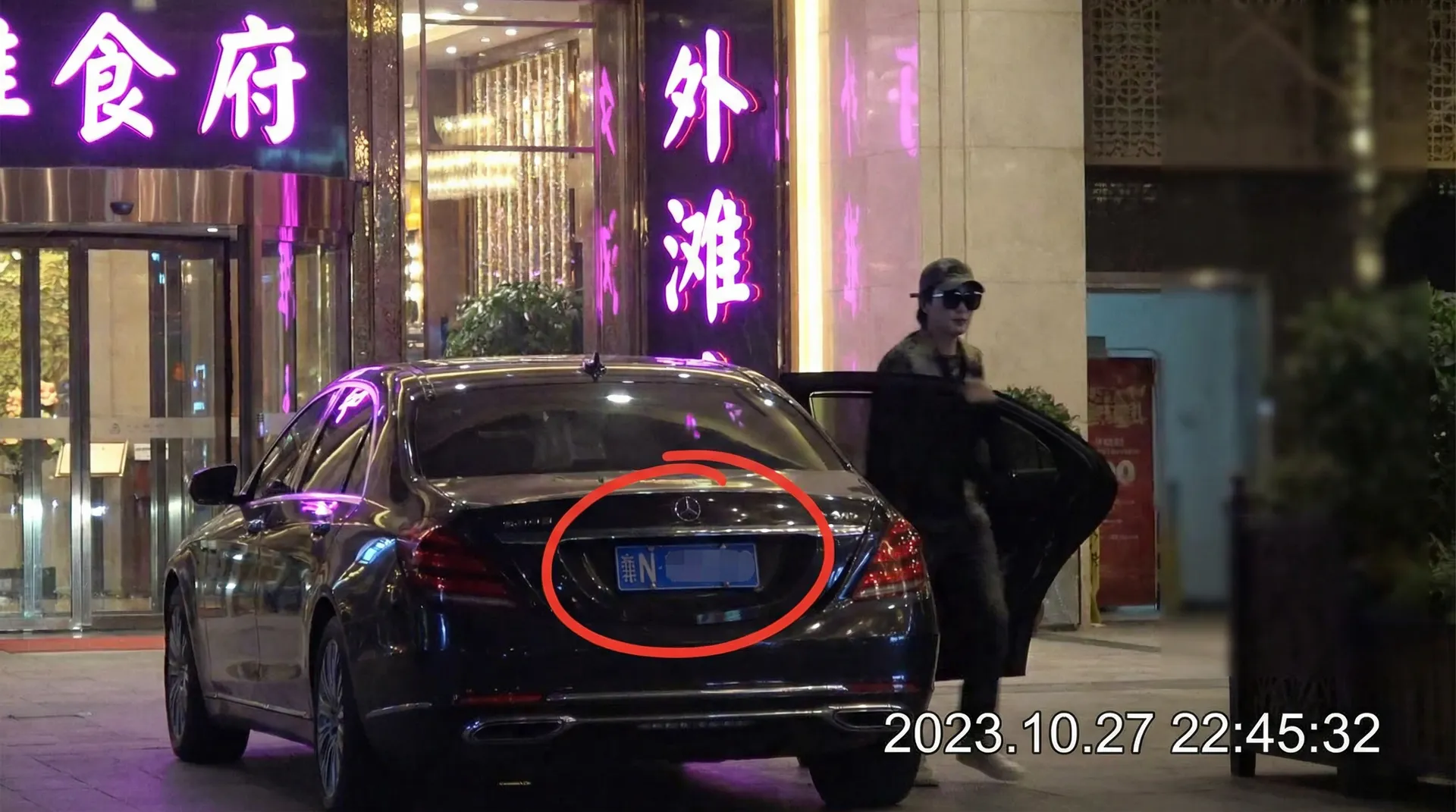 趣岛 - 豪车餐厅外偷拍